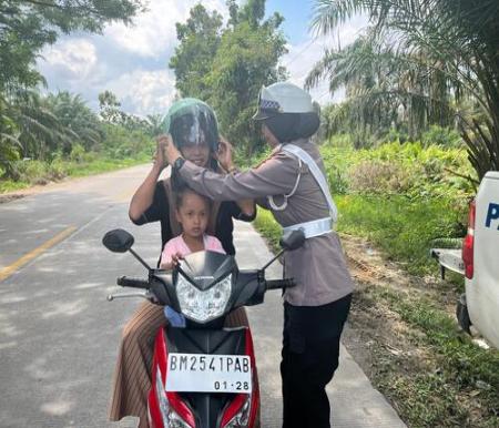 Polres Rohil mengadakan kampanye sosialisasi keselamatan berlalu lintas di Ujung Tanjung, Rohil, Riau. (Foto: Afrizal)